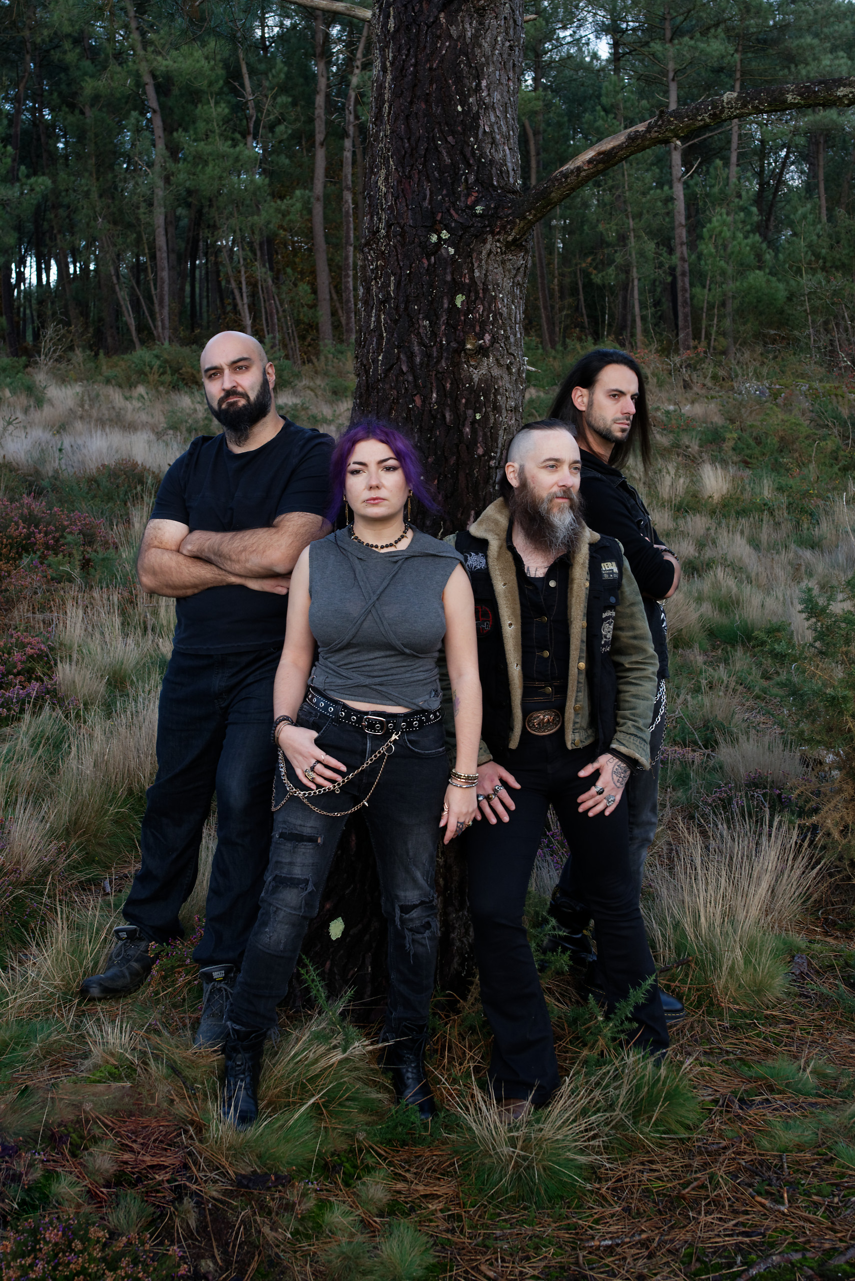 Vertical portrait of the Granit Mitoyen band